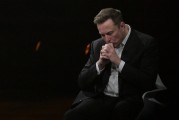 在线排盘特斯拉股价收涨超3%：特朗普无意沟通，马斯克父亲劝儿子低头